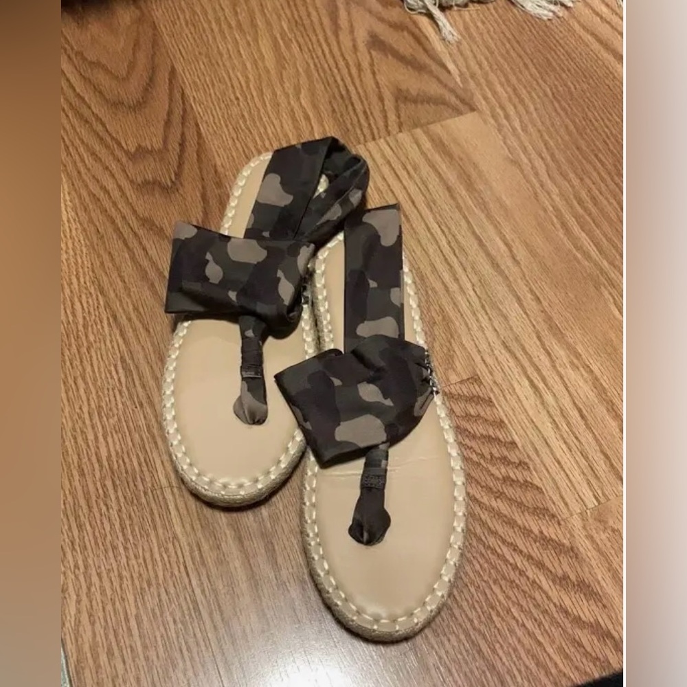 Shoe Dazzle Brown Camouflage Sandals New in Box size 8 SALE